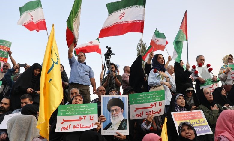 Iranian people supporting their army