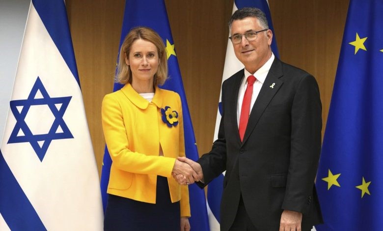 A representative of European countries shaking hands with an Israeli representative